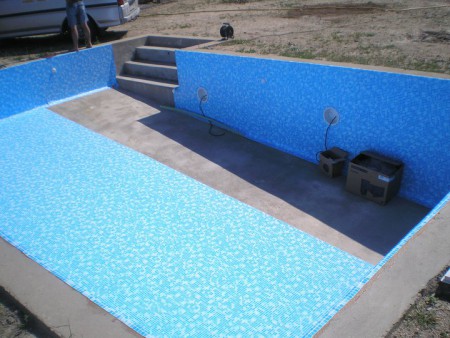 aplicação de tela mosaico em piscina de alvenaria