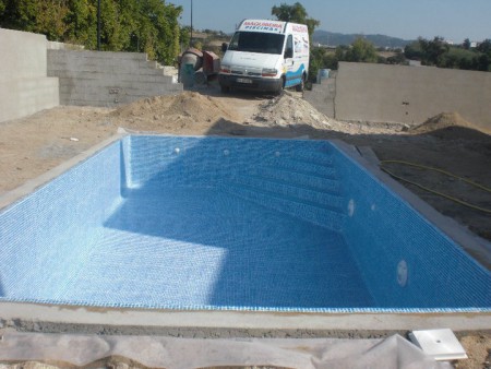 piscina em fase de acabamento com tela de pvc