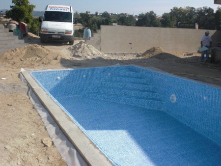 piscina em fase de acabamento com tela de pvc