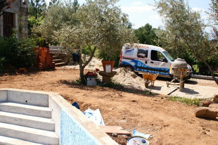 aplicação em tela de pvc em piscina de construção