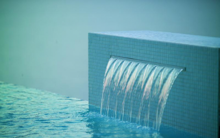 Cascata para embelezar a sua piscina